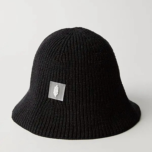 NWT Free People Reflective Bell Beanie in Black - Picture 2 of 6